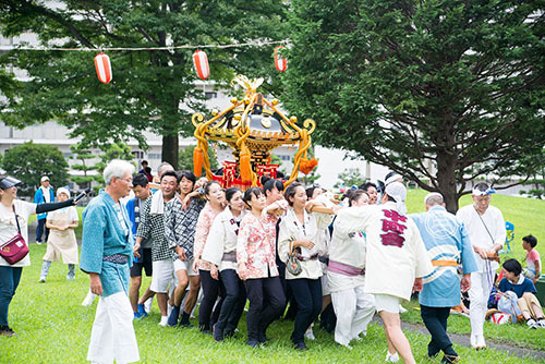 お神輿を一緒に担ぎませんか？】マエダ、マエダ！神輿を担いで夏祭りを