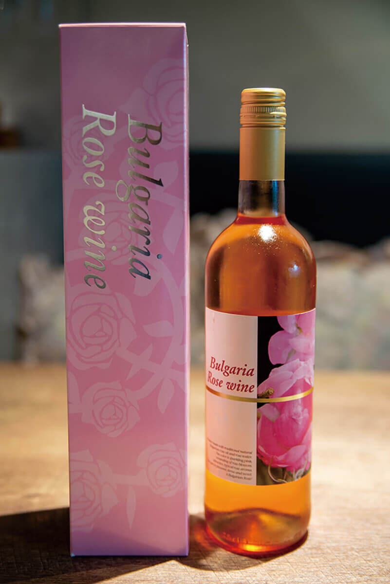 バラから抽出された、ほんのり甘く上品で美容にも嬉しいブルガリア産ローズワインは奥さま、お母さまへのプレゼントに人気。