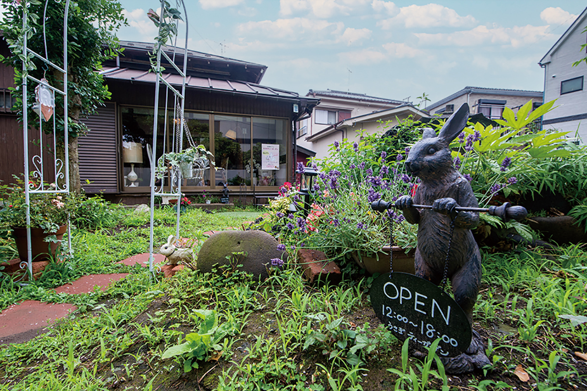 お庭にも店内にも、そこここにうさぎが。「うさぎが好きで、気づいたらうさぎグッズが増えていました」と木村さん。