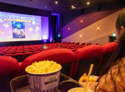 【体験レポート】子育て中でも映画館を楽しみたい…！そんなママ＆パパへ。シネマイクスピアリのウィズキッズシネマが最高です！自宅にいるような気持ちで、大スクリーンを楽しめました。