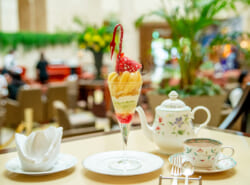 食べ進めるごとに変化する、味や食感に心躍る♡みずみずしい桃を使った夏の桃パフェ「パフェ スワン “ペッシュ”」登場@浦安ブライトンホテル東京ベイ
