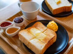 浦安日の出のベーカリーカフェ「LITTLE BY LITTLE」パンとコーヒーの香ばしい香りに包まれる店内、ガラス窓から、青い空と新緑の街並みを眺める日常―