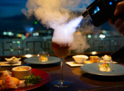 【新浦安】「夜景×美食×飲み放題♡」スモークのライブパフォーマンスやトローリチーズの演出にも感激♪最上階22階で叶える非日常の「夜色プラン」を体験してきました！