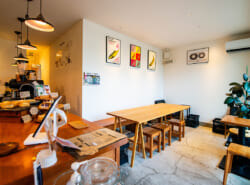 自家焙煎コーヒーと焼き菓子のカフェBAKED & CAFE（弁天）美味しさにこだわるカフェで―― 雨の日さえ、日常が絵になる、ガラス張りからの景色