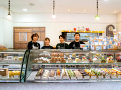 【新しいお店、見つけた!】ふんわりと広がる甘い香りに、ショーケースいっぱいの幸せ♡これからも地域に“おいしいの笑顔” を届ける「ヤエ・ミラン」。 【新しいお店、見つけた!】ふんわりと広がる甘い香りに、ショーケースいっぱいの幸せ♡これからも地域に“おいしいの笑顔” を届ける「ヤエ・ミラン」。
