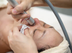 【Make me happy!!】吸引しながらピーリング剤で「トルネード洗浄」！表面のザラつきも毛穴詰まりもスッキリ！