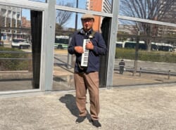 ジャズから童謡まで華麗に演奏！運がよければ【新浦安駅前広場】で出会える、浦安市認定街頭パフォーマー・キース＜鍵盤ハーモニカ＞さん