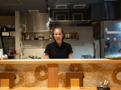 【新しいお店、見つけた！】路地裏のオートロックを開ければ、そこは「大人の隠れ家」。"漁師町の娘"の目利きが光る、素材の味を大切にした逸品料理をいただきに