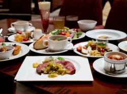 【新浦安】ローストビーフに海老、苺スイーツ♡春を彩るカシュカシュの「ご褒美ビュッフェ」開催中♪卒業・入学のお祝いにも≪食レポ♪≫