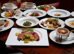 【GW2026】ワンランク上の国産牛ローストビーフやメロンパフェにイチゴスイーツも食べ放題！「カシュカシュ」のGWスペシャルビュッフェでワクワクな休日を♪